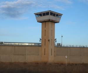 زندان عادل اباد