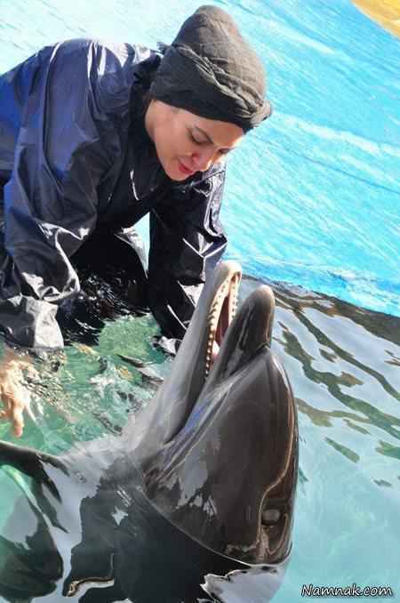 مهناز افشار در حال بازی با دلفینش