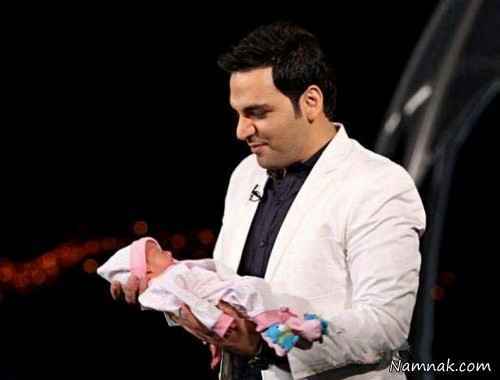 نوزاد در آغوش احسان علیخانی