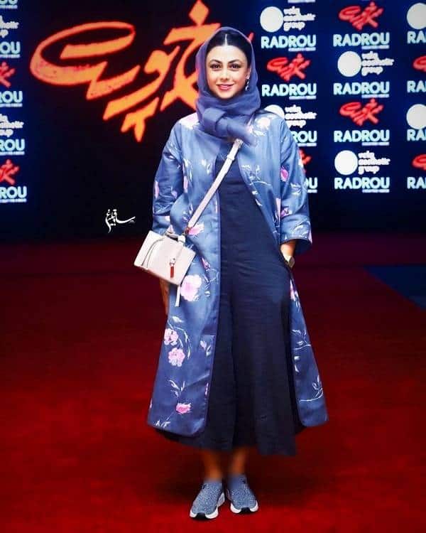 عکسی از آزاده صمدی در اکران سرخ پوست آزاده صمدی