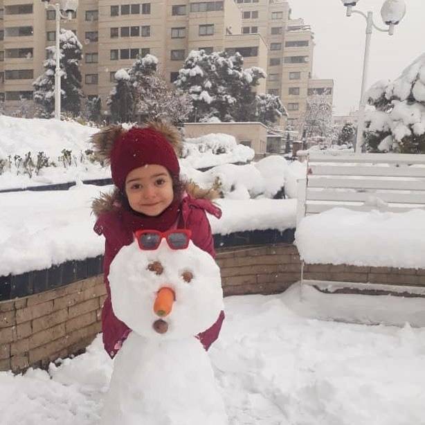 گندم دختر آزاده نامداری و آدم برفی اش دختر آزاده نامداری