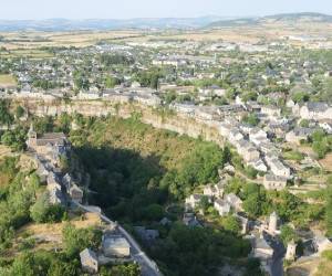 روستایی بر گوشه گودال بزرگ