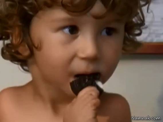 غذا خوردن کودک بدون دست