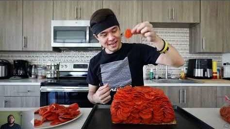 چالش خوردن پپرونی