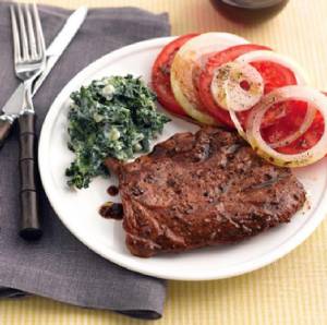 استیک با کرم اسفناج و گوجه فرنگی