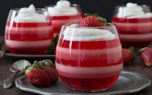 ژله ی توت فرنگی