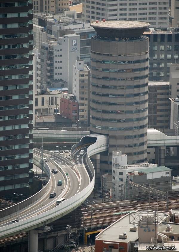 عبور بزرگ راه از داخل برج گیت تاور برج گیت تاور