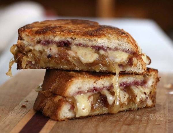 ساندویچ پنیر و پیاز کاراملی