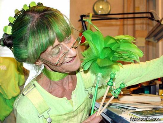 زن هنرمندی که سالهاست فقط لباس سبز می پوشد! + تصاویر زن هنرمند