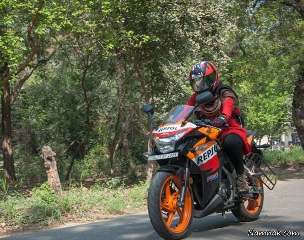 موتورسواری یک دختر با حجاب هندی در خیابان ها+عکس موتورسواری دختر