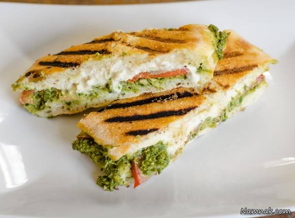 پانینی با سس پستو پانینی