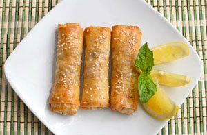 رول های تایلندی با مغز مرغ و ریحان