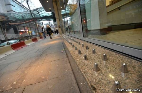 فرشی از میخ برای استقبال از بی خانمان ها فرش میخ