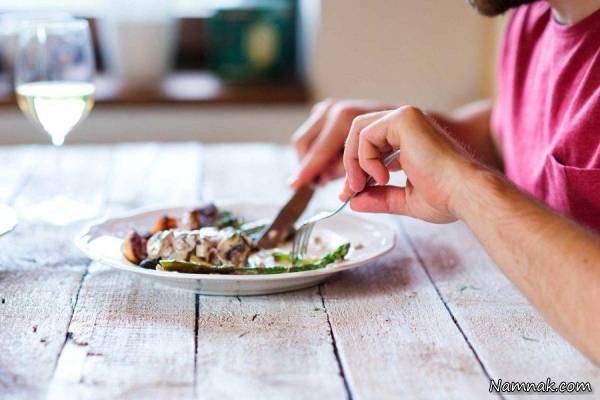 تنها غذا خوردن