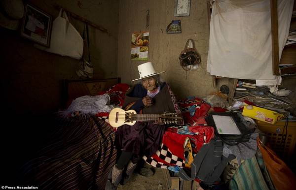 پیرزن 118 ساله باهوش آواز خواندن پیرزن