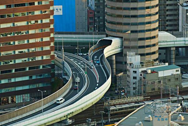 بزرگراه در وسط ساختمان 16 طبقه در اوزاکای ژاپن